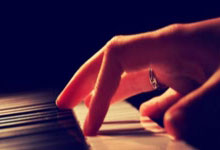 凯文·杜兰特脚踝严重受伤 对阵火箭赛后步履蹒跚返回更衣室.